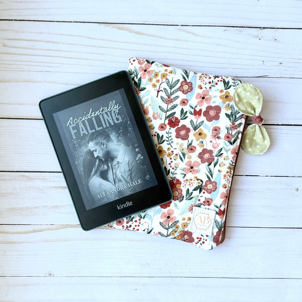 Quilted Fabric E-Reader Sleeve with Zipper and Bow Pull